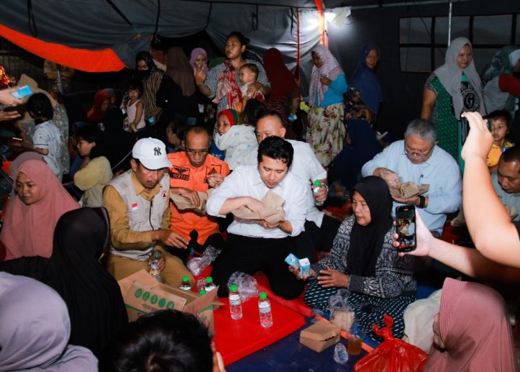 Wakil Gubernur Jatim Emil Elestianto Dardak berbuka puasa di posko pengungsian di Desa Botoh, Kecamatan Cerme, Gresik.