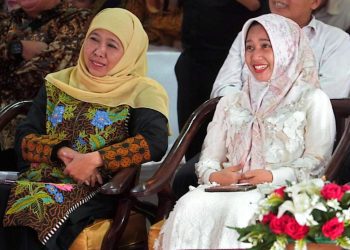 Wali Kota Mojokerto Ika Puspitasari bersama Gubernur Jawa Timur Khofifah Indar Parawansa.
