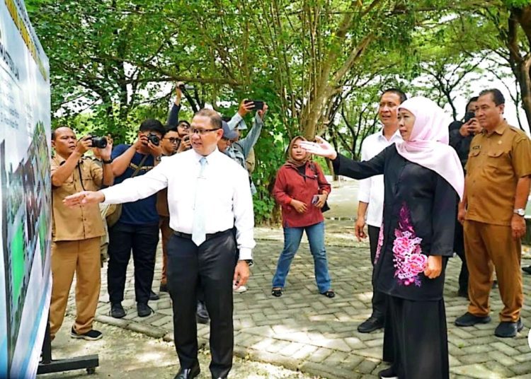 Kepala Dispendik Jatim Aries Agung Paewai menunjukkan denah SMAN 2 Taruna Pamong Praja kepada Gubernur Jatim Khofifah Indar Parawansa.