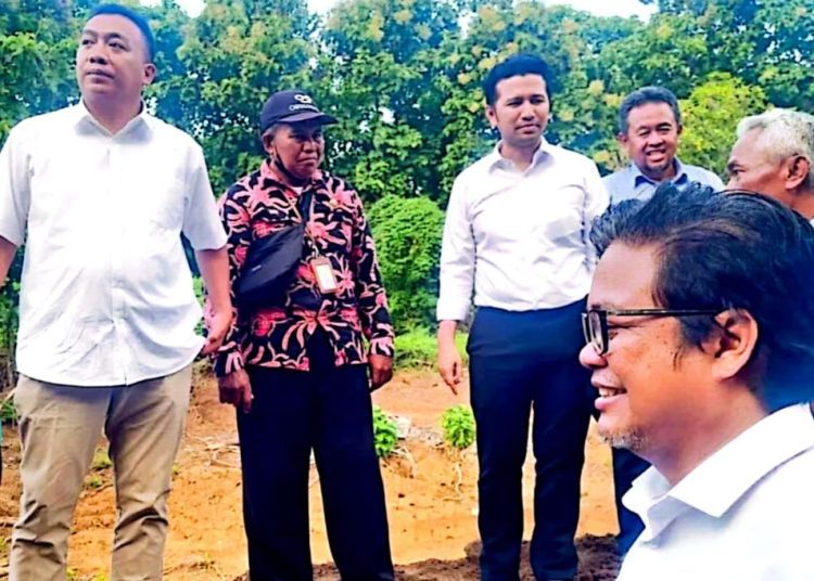 Wagub Jatim Emil Elestianto Dardak saat meninjau Dam Siguwo di Desa Tambak Ukir, Kecamatan Kendit, Kabupaten Situbondo.