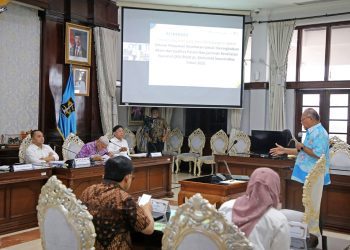 Pemaparan visi misi dan program kerja pada lelang jabatan yang dilaksanakan di ruang sidang wali kota Surabaya.