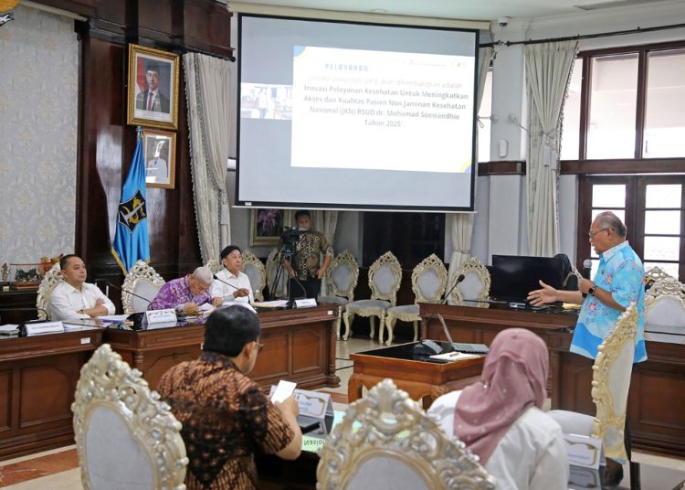 Pemaparan visi misi dan program kerja pada lelang jabatan yang dilaksanakan di ruang sidang wali kota Surabaya.