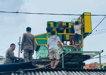 Penertiban salah satu bekupon di kawasan Gubeng Masjid Surabaya.