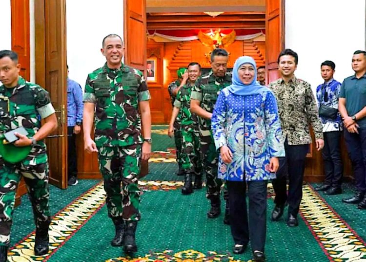 Pangdam V/Brawijaya, Mayjen TNI Rudy Saladin, M.A, bersama pejabat Kodam V Brawijaya lainnya saat silaturahmi dengan Gubernur Jatim Khofifah Indar Parawansa.