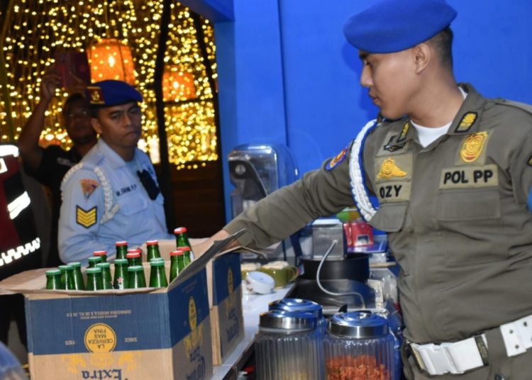 Tim Satpol PP saat mengamankan botol minuman beralkohol dari salah satu tempat restoran.