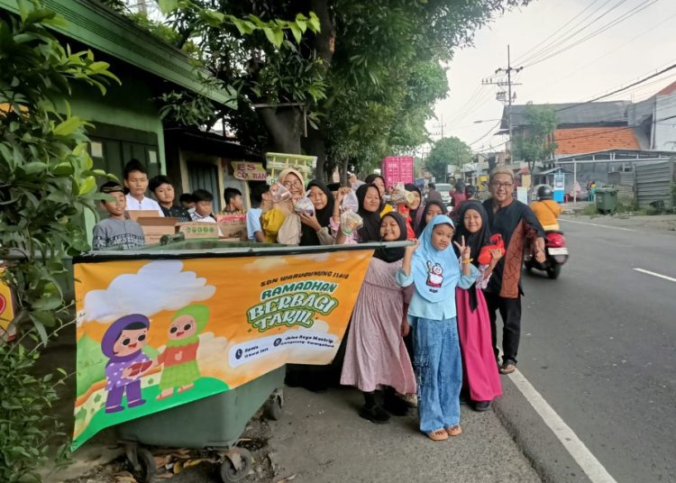 Foto bersama di sela kegiatan bakti sosial di bulan Ramadan yang dilaksanakan SDN Warugunung.