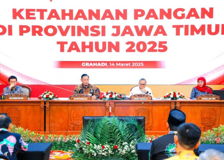 Gubernur Jawa Timur Khofifah Indar Parawansa bersama Menko Bidang Infrastruktur dan Pembangunan Kewilayahan RI Agus Harimurti Yudhoyono dan Menko Bidang Pangan RI Zulkifli Hasan.