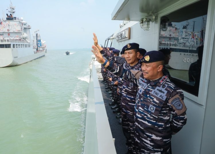 Pangkoarmada II Laksda TNI Ariantyo Condrowibowo menginspeksi kapal-kapal perang (admiral inspection) yang sandar di pangkalan Koarmada II Surabaya.