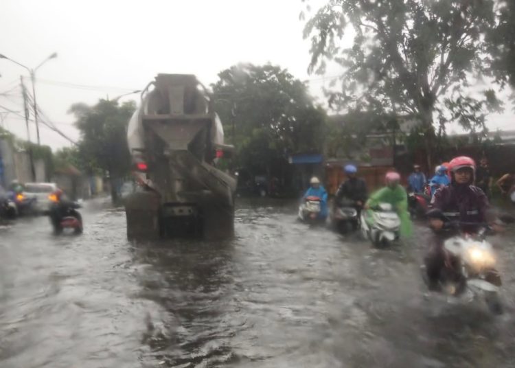 Salah satu lokasi banjir akibat curah hujan tinggi dan membuat tiga sungai aliran airnya meluap.