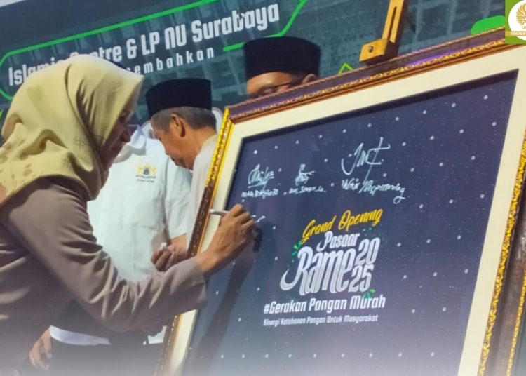 Dekan Fakultas Ketahanan Pangan Unesa Prof. Dr. Nining Widyah Kusnanik, S.Pd., M.Appl.Sc., menandatangani prasasti deklarasi sinergi menjaga ketahanan pangan Jawa Timur.