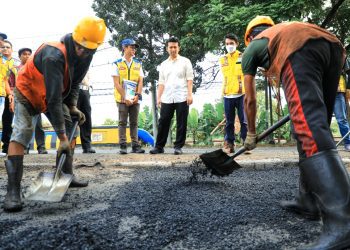 Wakil Gubernur Jatim Emil Elestianto Dardak mengecek penambalan jalan di poros nasional Pantura Lamongan-Babat.