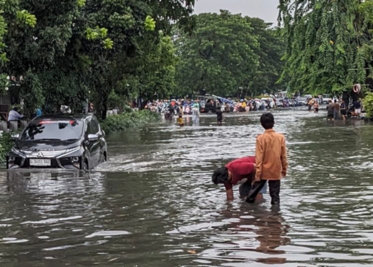 Salah satu kawasan di Surabaya yang mengalami banjir akibat hujan deras yang mengguyur Kota Pahlawan.