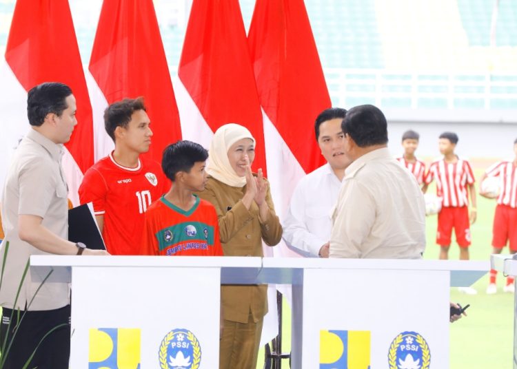 Gubernur Jatim Khofifah Indar Parawansa saat mendampingi Presiden RI Prabowo Subianto dalam peresmian renovasi dan pembangunan 17 stadion di berbagai daerah di Indonesia yang dipusatkan di Stadion Gelora Delta Sidoarjo.