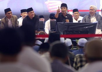Muhammad Abdurrahman Al-Kautsar (Gus Kautsar) memberikan tausiyah dalam tabligh Akbar  pada puncak acara "QRIS Bank Jatim Ramadan Vaganza 2025" di halaman Balai Kota Surabaya.