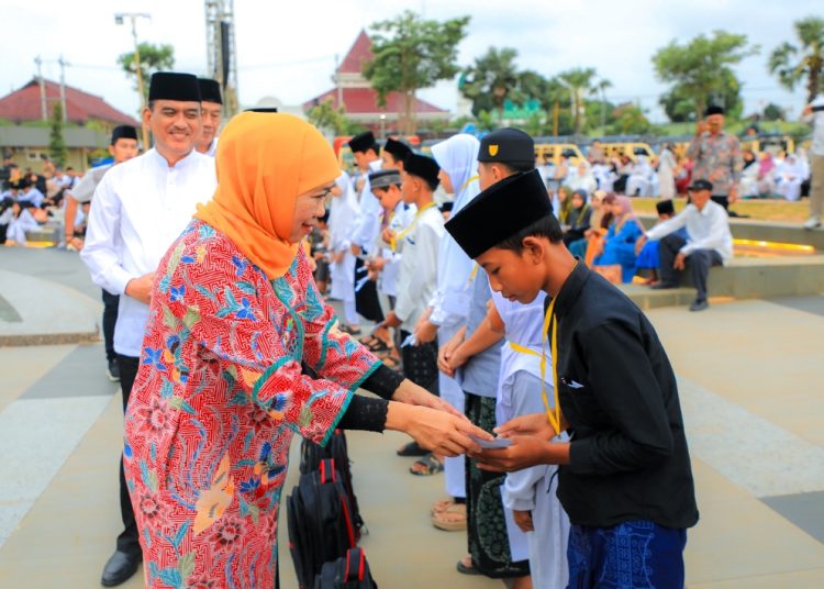 Gubernur Jawa Timur Khofifah Indar Parawansa bersama Bupati Tuban Aditya Halindra Faridzky membagikan santunan kepada anak yatim di Alun-Alun Kabupaten Tuban.