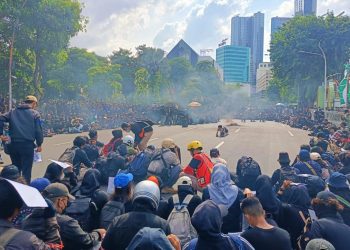 Demo mahasiswa bersama elemen masyarakat menolak pengesahan UU TNI di depan gedung Negara Grahadi Surabaya.