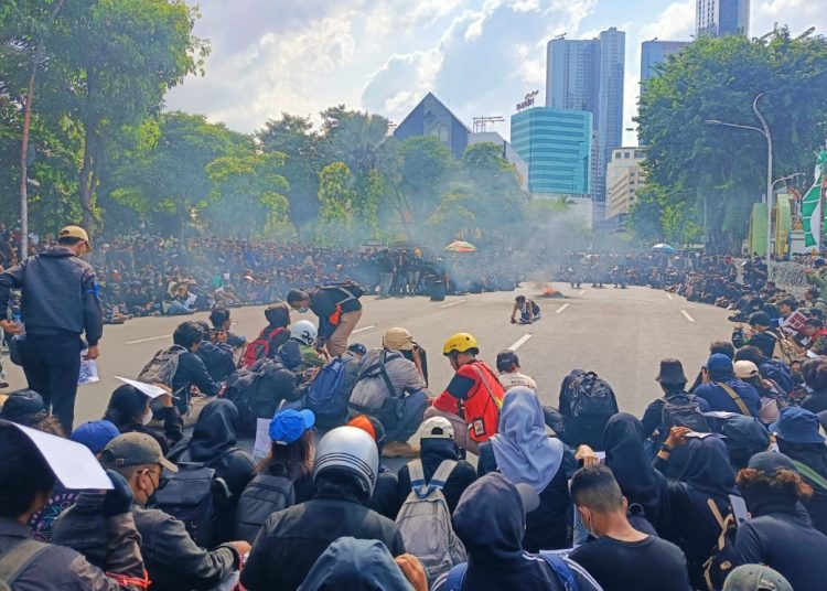 Demo mahasiswa bersama elemen masyarakat menolak pengesahan UU TNI di depan gedung Negara Grahadi Surabaya.