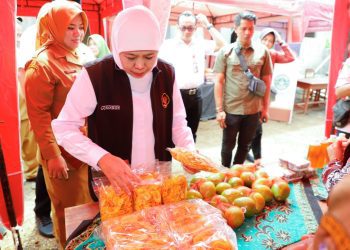 Pasar pangan murah yang digelar Pemprov Jatim di Masjid Besar Mizabul Yaqin Situbondo.