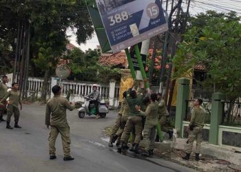 Penertiban reklame di Jalan Raya Made, Surabaya.