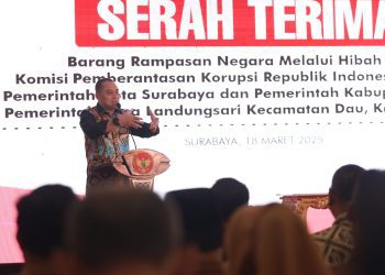 Wali Kota Surabaya Eri Cahyadi dalam acara penerimaan barang rampasan negara dari Komisi Pemberantasan Korupsi melalui mekanisme hibah.