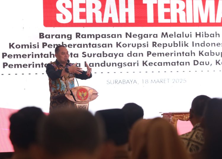 Wali Kota Surabaya Eri Cahyadi dalam acara penerimaan barang rampasan negara dari Komisi Pemberantasan Korupsi melalui mekanisme hibah.
