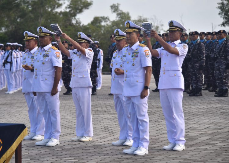 Upacara serah terima jabatan di lapangan apel Mako Koarmada I, Tanjungpinang.