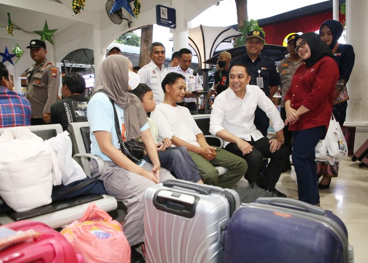 Wali Kota Surabaya Eri Cahyadi bersama istrinya Rini Indriyani dalam sidak arus mudik transportasi kereta api di Stasiun Surabaya Gubeng, Surabaya.