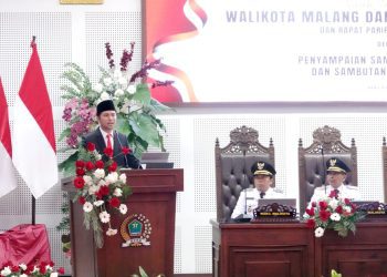 Wakil Gubernur Jawa Timur Emil Elestianto Dardak memberikan sambutan saat menghadiri sertijab wali kota dan wakil wali kota Madiun periode 2025–2030, di DPRD Kota Madiun.