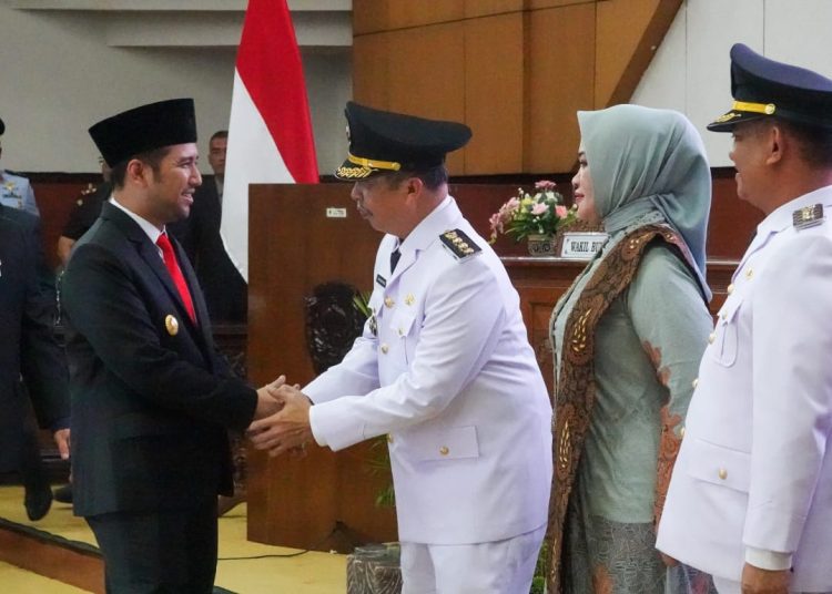 Wakil Gubernur Jawa Timur Emil Elestianto Dardak menyalami pasangan Bupati Madiun Hari Wuryanto dan Wakil Bupati Madiun Purnomo Hadi di DPRD Kabupaten Madiun.