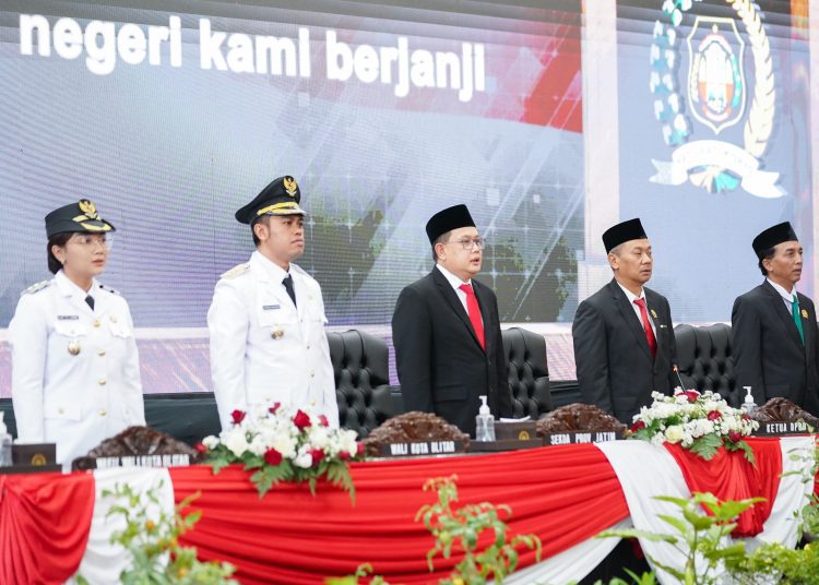 Wali Kota Blitar Syauqul Muhibbin dan Wakil Wali Kota Blitar Elim Tyu Samba pada sertijab di DPRD Kota Blitar.