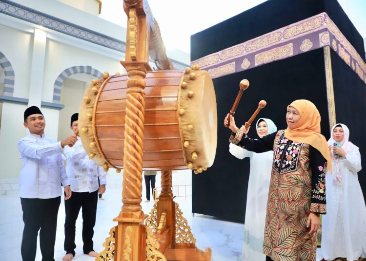Gubernur Jawa Timur Khofifah Indar Parawansa memukul beduk tanda peresmian Masjid KHAS Krampyangan di Kawasan Taman Makkah Kota Pasuruan.