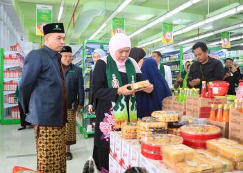 Gubernur Jatim Khofifah Indar Parawansa saat mengunjungi Baitul Maal Wa Tamwil Nahdlatul Ulama Ngasem Bojonegoro.