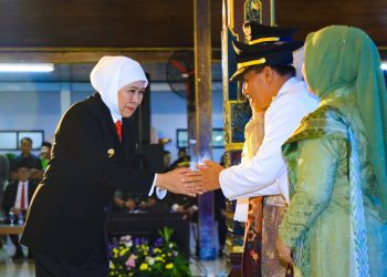 Gubernur Jatim Khofifah Indar Parawansa menyalami Bupati Tuluangung Gatut Sunu Wibowo dalam acara sertijab di Pendopo Kongas Arum Kusumaning Bongso Tulungagung.