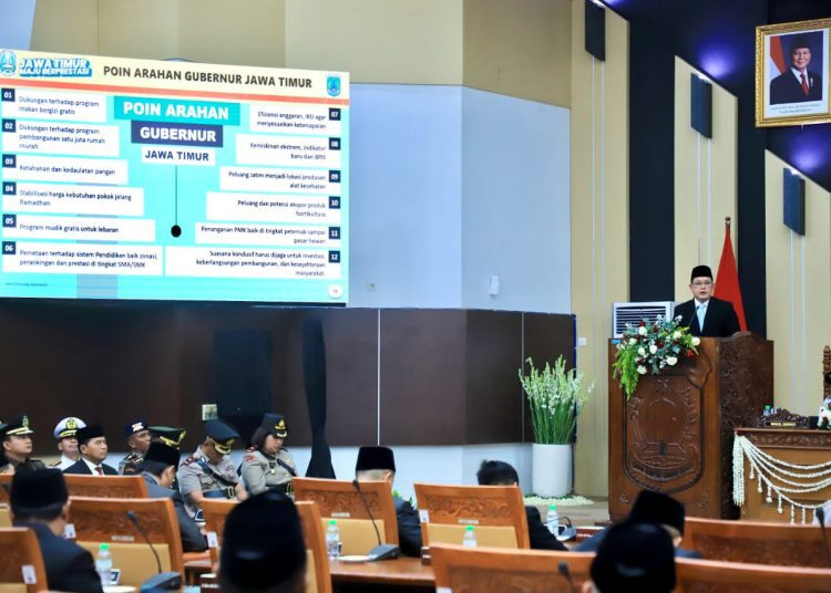 Sekretaris Daerah Provinsi Jawa Timur Adhy Karyono memberikan sambutan dalam acara sertijab bupati dan wakil bupati Pasuruan periode 2025-2030.