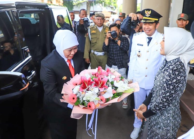 Gubernur Jawa Timur Khofifah Indar Parawansa diberikan bunga saat menghadiri Sertijab bupati dan wakil bupati Jember terpilih periode 2025-2030, Muhammad Fawait dan Djoko Susanto.