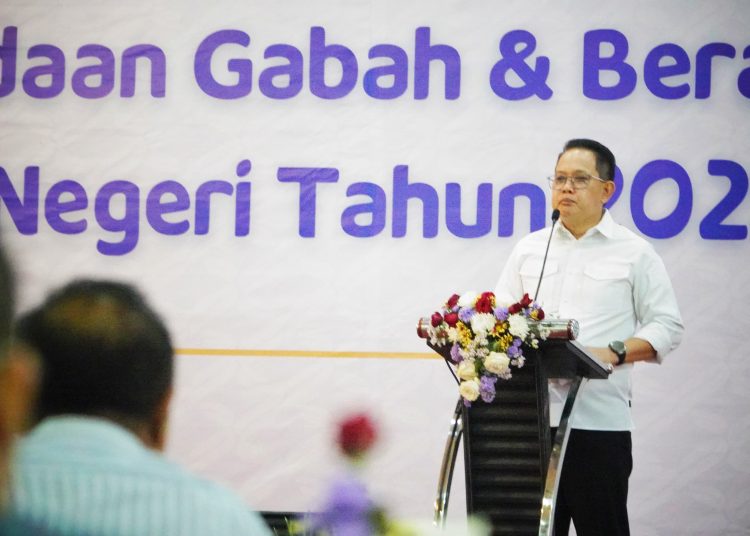 Sekdaprov Jatim Adhy Karyono saat rapat Optimalisasi Pengadaan Gabah dan Beras di Perum Bulog, Surabaya.