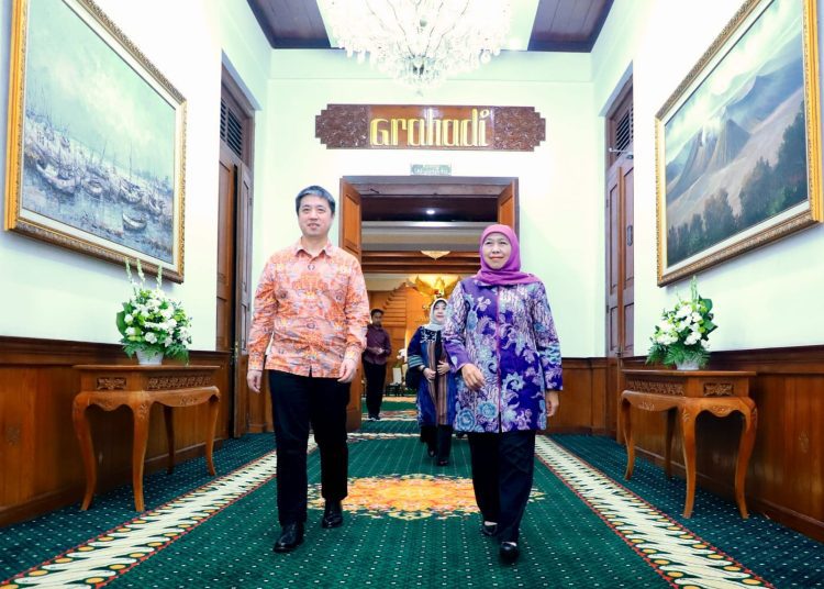 Gubernur Jawa Timur Khofifah Indar Parawansa bersama Konjen Republik Rakyat Tiongkok (RRT) di Surabaya, Xu Yong di gedung Negara Grahadi Surabaya.