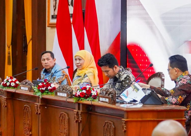 Gubernur Jatim Khofifah Indar Parawansa, Wakil Gubernur Jatim Emil Elestianto Dardak dan Sekretaris Kementerian Koperasi RI Ahmad Zabadi saat rapat koordinasi penguatan ekonomi desa bersama bupati/wali kota se-Jatim di Gedung Negara Grahadi.