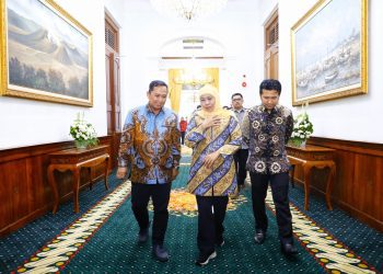 Sekretaris Kementerian Koperasi RI Ahmad Zabadi bersama Gubernur Jatim Khofifah Indar Parawansa, Wagub Jatim Emil Elestianto Dardak di sela rapat koordinasi penguatan ekonomi desa bersama bupati/wali kota se-Jatim di Gedung Negara Grahadi.