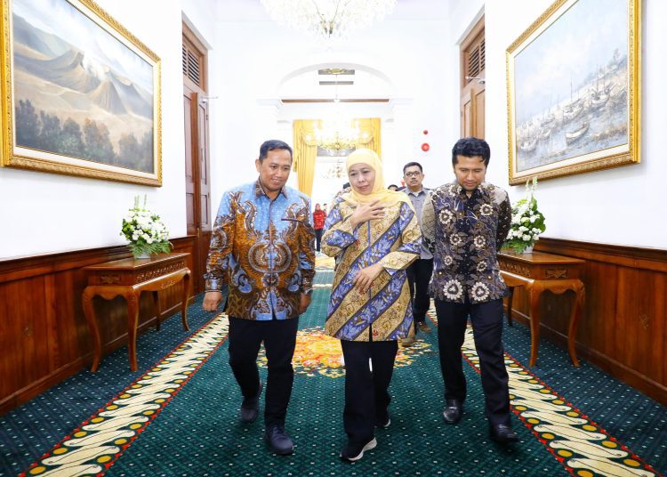 Sekretaris Kementerian Koperasi RI Ahmad Zabadi bersama Gubernur Jatim Khofifah Indar Parawansa, Wagub Jatim Emil Elestianto Dardak di sela rapat koordinasi penguatan ekonomi desa bersama bupati/wali kota se-Jatim di Gedung Negara Grahadi.