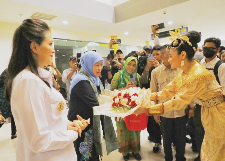 Kedatangan Gubernur Jawa Timur Khofifah Indar Parawansa di Bandara Sultan Babullah Ternate, disambut buket bunga dan kalungan syal kain khas Ternate, Batik Tubo.