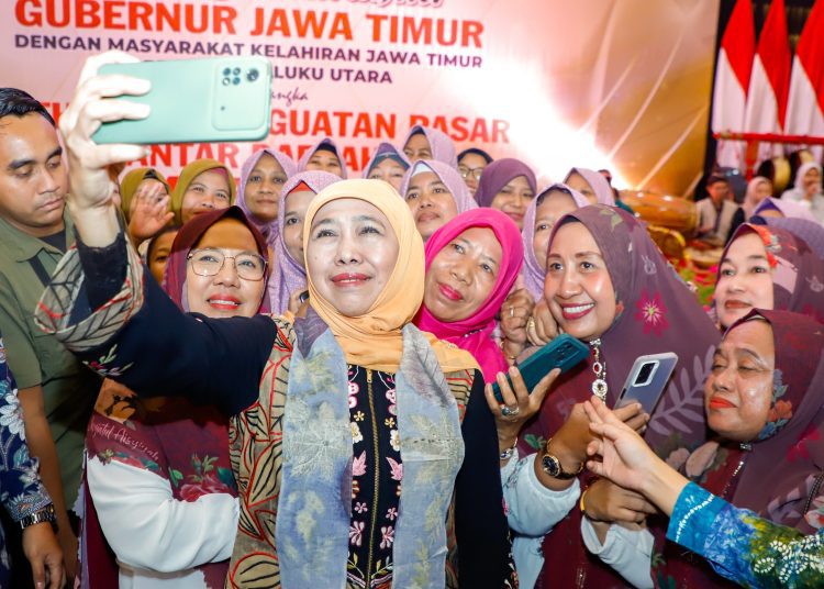 Gubernur Jawa Timur Khofifah Indar Parawansa berswafoto bersama masyarakat kelahiran Jawa Timur di Provinsi Maluku Utara di Royal Resto Function Hall, Kota Ternate.