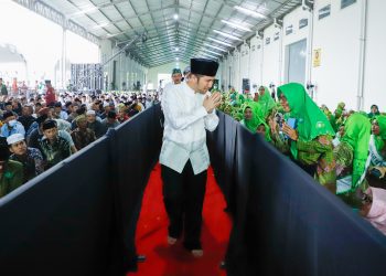Wakil Gubernur Jawa Timur Emil Elestianto Dardak saat menghadiri Harlah Muslimat NU ke 79 di Pamekasan.