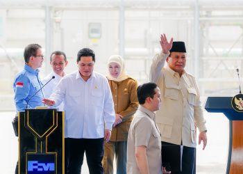 Gubernur Jawa Timur Khofifah Indar Parawansa saat mendampingi Presiden RI Prabowo Subianto dalam peresmian produksi pabrik pemurnian logam mulia di JIIPE, Gresik.