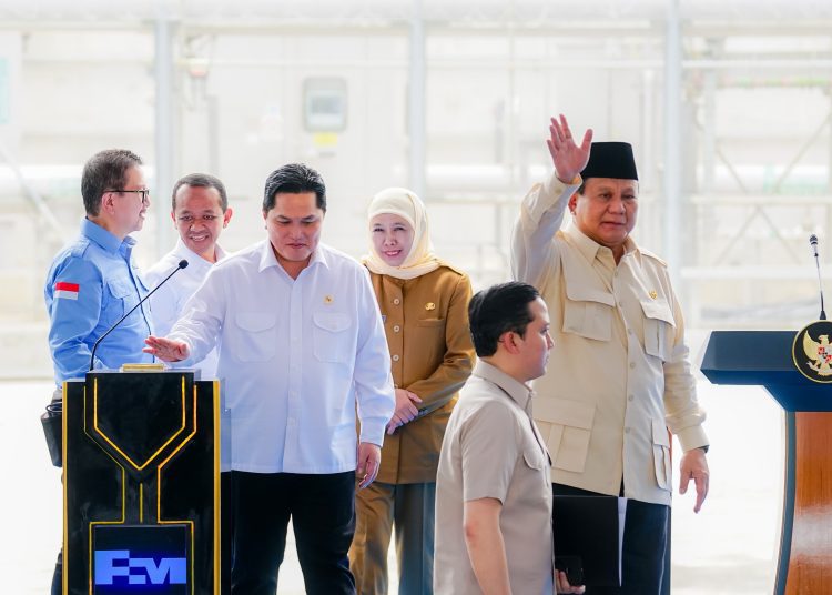 Gubernur Jawa Timur Khofifah Indar Parawansa saat mendampingi Presiden RI Prabowo Subianto dalam peresmian produksi pabrik pemurnian logam mulia di JIIPE, Gresik.