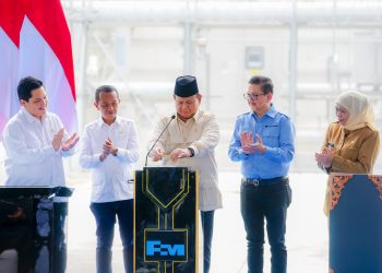 Presiden RI Prabowo Subianto saat meresmikan produksi pabrik Pemurnian Logam Mulia melalui Precious Metal Refinery milik PT Freeport Indonesia di Java Integrated Industrial and Port Estate, Gresik.