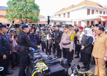 Gubernur Jatim Khofifah Indar Parawansa  bersama Kapolri Jenderal Pol Listyo Sigit Prabowo mengecek pasukan apel serta kesiapan sarana dan prasarana pengamanan Idul Fitri 1446 H Tahun 2025.