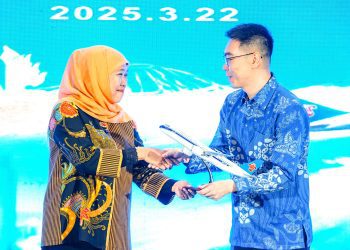 Gubernur Jawa Timur Khofifah Indar Parawansa saat menghadiri peluncuran penerbangan langsung China Southern Airlines rute Guanzhou-Surabaya di Ballroom Hotel JW Marriott Surabaya.