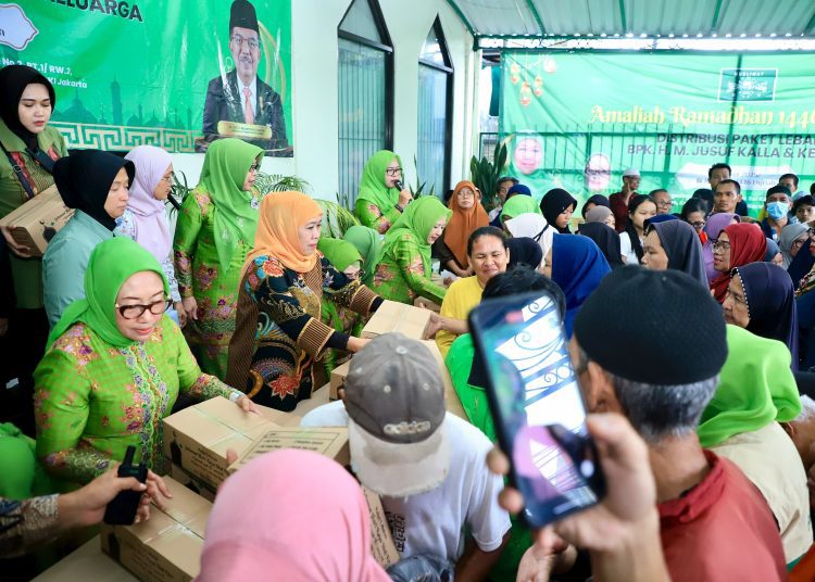 Distribusi paket lebaran dari keluarga Jusuf Kalla oleh PP Muslimat NU di kantor PP Muslimat NU, Jalan Pengadegan Timur Raya, Pancoran Jakarta Selatan.