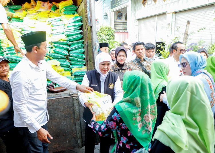 Pasar Pangan Murah Ramadan di kawasan Bulak Banteng, Surabaya.